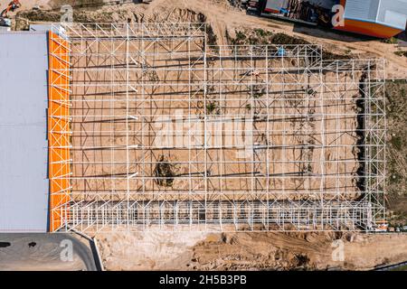 Metallrahmenkonstruktion eines modernen Lagerhauses oder Logistikzentrums. Luftaufnahme von oben. Stockfoto