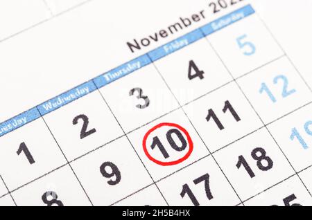 Die Zahl 10 im Kalender ist in einem roten Kreis eingekreist. Stockfoto