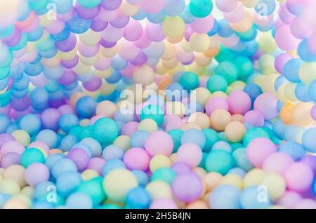 Schaumperlen in verschiedenen Farben hell gefärbter abstrakter Hintergrund. Stockfoto