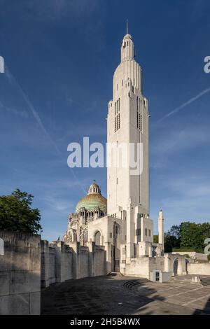 Lüttich, Liege, Mémorial Interallié, mit der Kirche Église du Sacré-Cœur et Notre-Dame-de-Lourdes, 1928-1936 von Joseph Smolderen erbaut Stockfoto