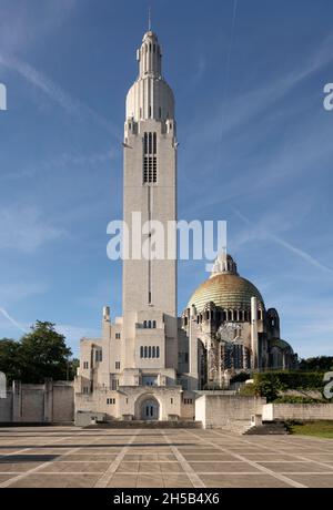 Lüttich, Liege, Mémorial Interallié, mit der Kirche Église du Sacré-Cœur et Notre-Dame-de-Lourdes, 1928-1936 von Joseph Smolderen erbaut Stockfoto