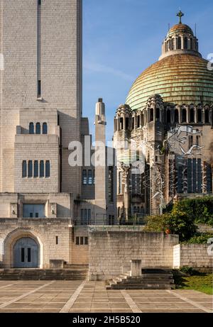 Lüttich, Liege, Mémorial Interallié, mit der Kirche Église du Sacré-Cœur et Notre-Dame-de-Lourdes, 1928-1936 von Joseph Smolderen erbaut Stockfoto