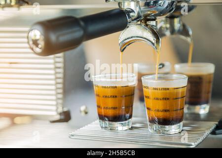 Nahaufnahme der Zubereitung von Kaffee Espresso in der automatischen Kaffeemaschine im Café Stockfoto