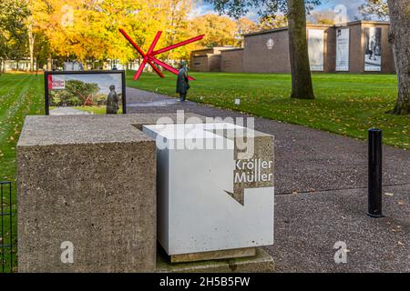 K-Stück (1972) von Mark Di Suvero im Kröller-Müller Museum in Otterlo, Niederlande Stockfoto