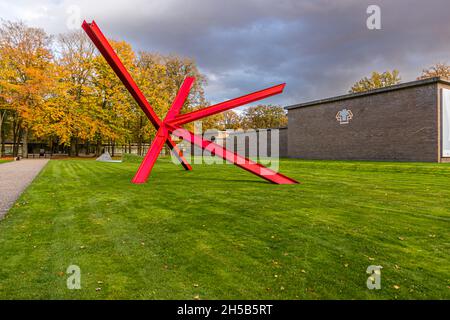 K-Stück (1972) von Mark Di Suvero im Kröller-Müller Museum in Otterlo, Niederlande Stockfoto