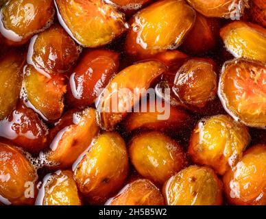 Herstellung von ambarella oder juni Pflaumenmarmelade, Kochen in Zuckersirup, hausgemachte süße Speisen Nahaufnahme von oben aufgenommen Stockfoto