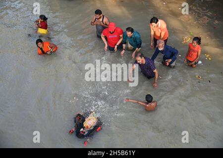 Kali Idol Immersion am 3. Tag im Ganges inmitten des 2. Jahres der Covid-19 Pandemie. Die Anbetung der Göttin Kali im Herbst ist ein eintägiger alljährlicher Hindu Stockfoto