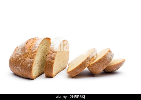 Frischer Laib Brot auf weißem Hintergrund geschnitten. Stockfoto