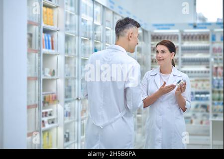 Zwei Apotheker diskutieren Medikamente in der Apotheke Stockfoto