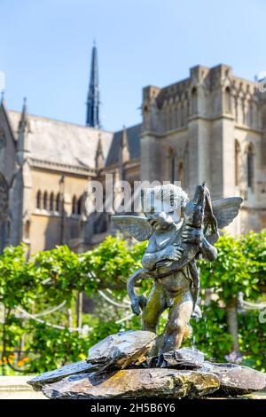 Brunnen mit einer Statue des Eros im Collector Earl's Garden mit Arundel Cathedral im Hintergrund, Arundel Castle, West Sussex, Großbritannien Stockfoto