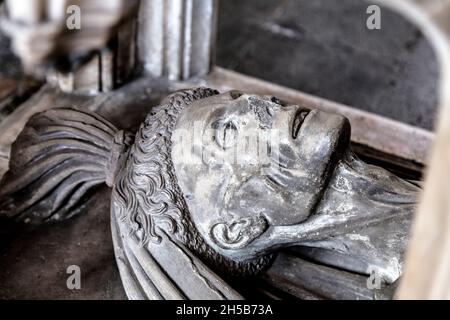 John Fitzalans Leichenbild befindet sich auf der unteren Ebene eines „Überganges“-Grabes in der Fitzalan-Kapelle im Arundel Castle, Arundel, West Sussex, Großbritannien Stockfoto