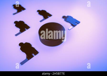 Eishockey-Spieler-Team und Puck auf einem blauen Hintergrund. Stockfoto