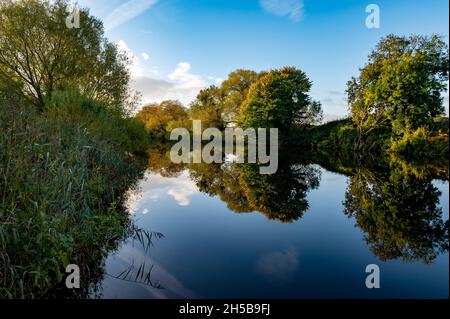 Magische Reflexionen auf den River Tees in Yarm, North Yorkshire Stockfoto