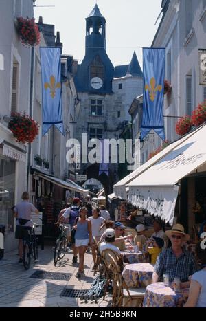 Frankreich, Loire, Amboise, schmale Straße mit Cafés in der Altstadt, die das letzte Zuhause von Leonardo da Vinci war. Stockfoto