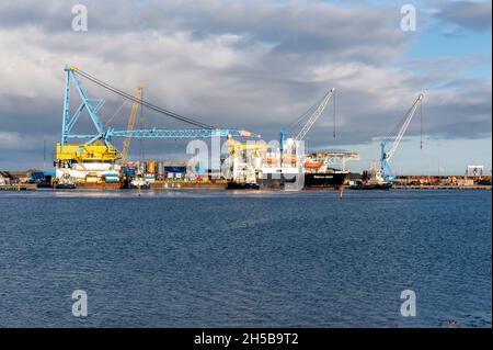 Saipem 3000 an Battleshisft Wharf angedockt Blyth ist ein großes Schwerlastschiff mit einem sehr großen Kran an Bord Stockfoto