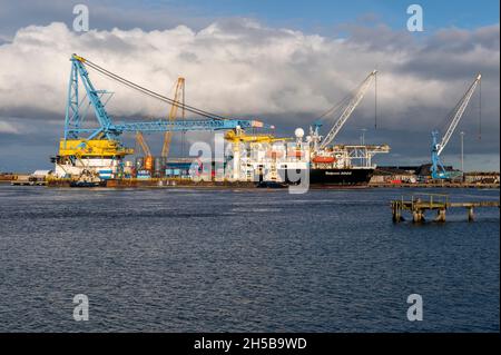 Saipem 3000 an Battleshisft Wharf angedockt Blyth ist ein großes Schwerlastschiff mit einem sehr großen Kran an Bord Stockfoto