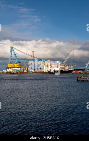 Saipem 3000 an Battleshisft Wharf angedockt Blyth ist ein großes Schwerlastschiff mit einem sehr großen Kran an Bord Stockfoto