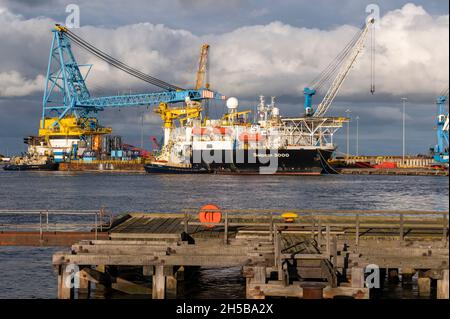 Saipem 3000 an Battleshisft Wharf angedockt Blyth ist ein großes Schwerlastschiff mit einem sehr großen Kran an Bord Stockfoto