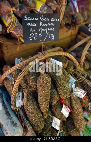 KORSISCHE SALAMI MIT KRÄUTERN AUF DEM MARKT VON AJACIO, SÜDKORSIKA (2A), KORSIKA, FRANKREICH Stockfoto