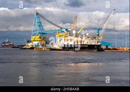 Saipem 3000 an Battleshisft Wharf angedockt Blyth ist ein großes Schwerlastschiff mit einem sehr großen Kran an Bord Stockfoto