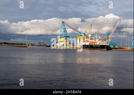 Saipem 3000 an Battleshisft Wharf angedockt Blyth ist ein großes Schwerlastschiff mit einem sehr großen Kran an Bord Stockfoto