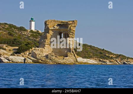 DIE GENUESER TURM (16. JH.) UND DEM LEUCHTTURM DER MORTELLA, GOLF VON SAINT-FLORENT, NORDEN KORSIKAS (2 B), KORSIKA, FRANKREICH Stockfoto