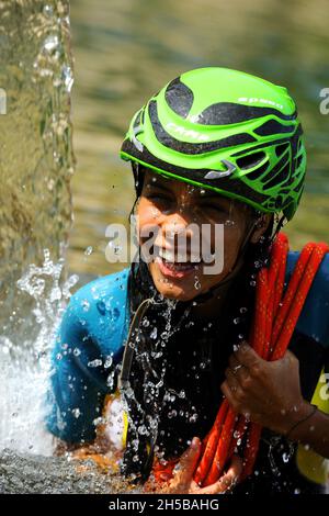 TEENAGER UNTER EINEM WASSERFALL, CANYONING IN DEN BERGEN VON BAVELLA, SÜDKORSIKA (2A), KORSIKA, FRANKREICH Stockfoto