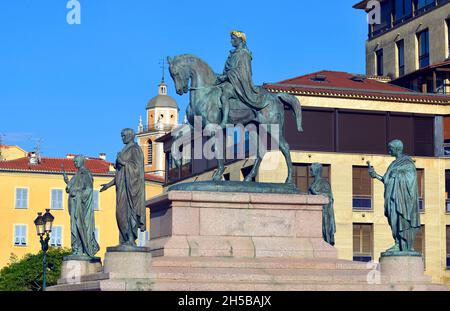 STATUE VON NAPOLEON UND SEINEN VIER BRÜDERN AUF DEM PLACE DE GAULLE IN AJACIO, SÜDKORSIKA (2A), KORSIKA, FRANKREICH Stockfoto