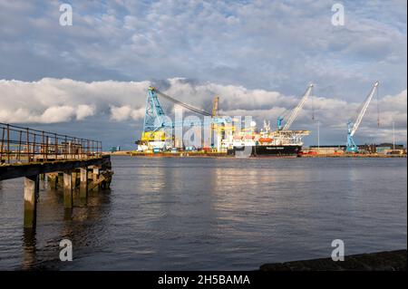 Saipem 3000 an Battleshisft Wharf angedockt Blyth ist ein großes Schwerlastschiff mit einem sehr großen Kran an Bord Stockfoto