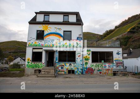 Helferhaus In Marienthal An Der Ahr. Grafitties von Helfern im Ahrtal an der Fassade Eines Hauses in Marienthal nach der Flutkatastrophe. Stockfoto