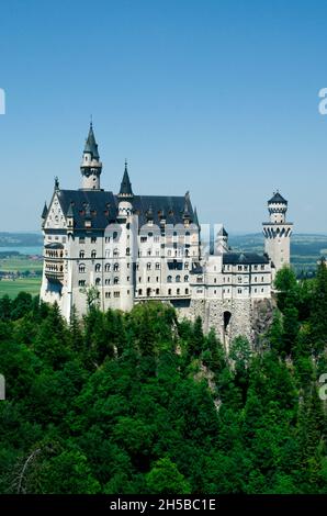 Fussen, Deutschland - 29. Juni 2019: Das berühmte Schloss Neuschwanstein, das in Nebel gehüllt ist, liegt in den bayerischen Alpen. Stockfoto