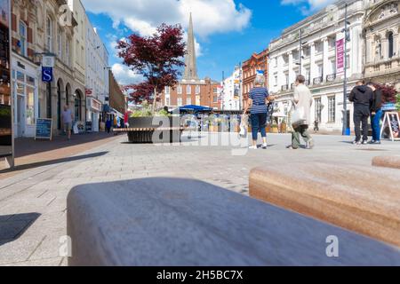 Blick auf die Straße mit dem Turm der Allerheiligen-Kirche im Hintergrund, High Town Hereford UK. Juli 2021 Stockfoto