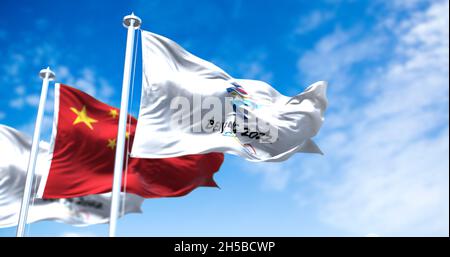 Peking, China, 2021. Oktober: Die Flagge von Peking 2022 winkt im Wind mit den Nationalflaggen Chinas. Die Olympischen Winterspiele sind geplant, um zu taken Stockfoto