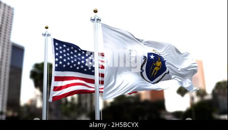 Die Flagge des US-Bundesstaates Massachusetts winkt im Wind, die amerikanische Flagge verschwimmt im Hintergrund. Massachusetts wurde in die Union aufgenommen Stockfoto