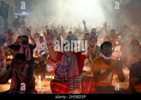 Tausende hinduistischer Anhänger sitzen mit Prodip und beten zu Gott vor dem Shri Shri Lokanath Brahmachari Ashram Tempel, während des religiösen Festivals Kartik Brati, auch bekannt als Rakher Upobash. Jedes Jahr treffen sich Tausende hinduistischer Anhänger vor dem Shri Shri Lokenath Brahmachari Ashram Tempel, um das Kartik Brati oder Rakher Upobash religiöse Fest zu feiern. Anhänger sitzen vor dem Kerzenlicht (lokal als Prodip bezeichnet). Lokenath Brahmachari, genannt Baba Lokenath, war ein Hindu-heiliger und Philosoph aus dem 18. Jahrhundert in Bengalen. Hindu-Anbeter fasten und beten ernsthaft zu den Göttern für Th Stockfoto