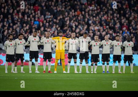 Die Liverpooler Spieler stehen vor dem Anstoß zur Erinnerung an die Kriegshelden (l-r) Mohamed 'Mo' Salah, Trent Alexander-Arnold, Joel Matip, Fabinha, Torhüter Alisson, Jordan Henderson, Virgil van Dijk, Diogo Jota, Andrew Robertson, Alex Oxlade-Chamberlain und Sadio Mane aus Liverpool während des Premier League-Spiels zwischen West Ham United und Liverpool im Olympic Park, London, England, am 7. November 2021. Foto von Andy Rowland. Stockfoto