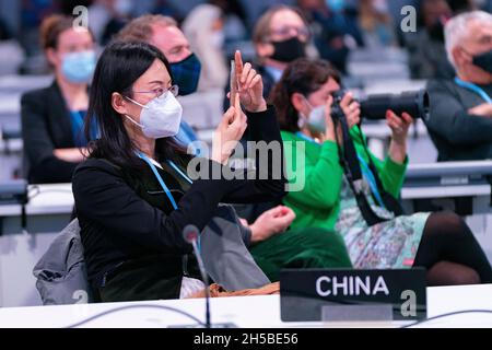 Glasgow, Schottland, Großbritannien. November 2021. Der ehemalige US-Präsident Barack Obama hält heute eine Rede vor den Delegierten auf der UN-Klimakonferenz COP26 in Glasgow. PIC; der chinesische Delegierte fotografiert Obama während seiner Rede. Iain Masterton/Alamy Live News. Stockfoto