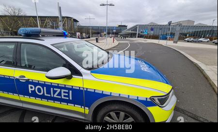 Leipzig, Deutschland. November 2021. Vor dem Flughafen ist ein Polizeifahrzeug geparkt. Heute Morgen kam es auf dem Flughafen Leipzig-Halle zu einer Polizeioperation. Im Terminalbereich wurde ohne Besitzer ein Rucksack entdeckt. Quelle: Tobias Junghannß/dpa-Zentralbild/dpa/Alamy Live News Stockfoto