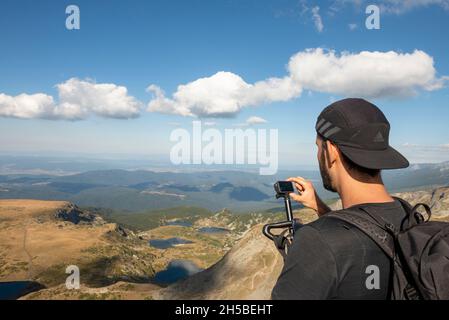 Wanderer am Otovitsa Ridge auf dem Europäischen Fernwanderweg E4 mit Blick auf die sieben rila-Seen, Rila-Berg, Bulgarien Stockfoto