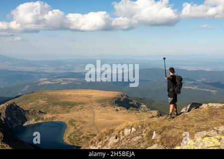 Wanderer machen Selfie am Otovitsa Ridge auf dem Europäischen Fernwanderweg E4 mit Blick auf die sieben Rila-Seen, den Rila-Berg, Bulgarien Stockfoto