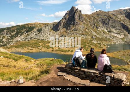 Massentourismus, Wanderer, Menschen, Haramiyata Peak, Black Peak, Twin Lake, Seven Rila Lakes, Rila Mountains, Nationalpark, Reisen, Bulgarien, Balkan Stockfoto