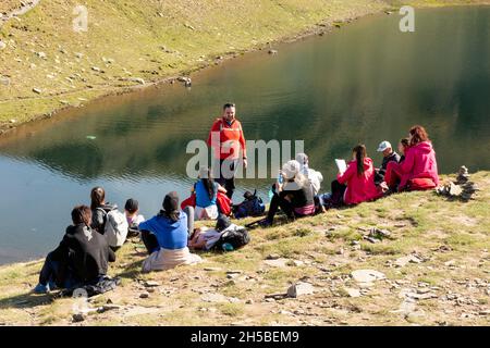 Gruppe von Wanderern, die Haiku an den Sieben Rila-Seen lesen, Rila-Berge, Bulgarien, Osteuropa, Balkan, Nationalpark Rila Mountain Stockfoto
