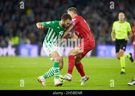 Deutsche Pezzella von Real Betis und Ivan Rakitic aus Sevilla während des Fußballspiels der spanischen Meisterschaft La Liga zwischen Real Betis und dem FC Sevilla am 7. November 2021 im Benito Villamarin-Stadion in Sevilla, Spanien - Foto: Joaquin Corchero/DPPI/LiveMedia Stockfoto