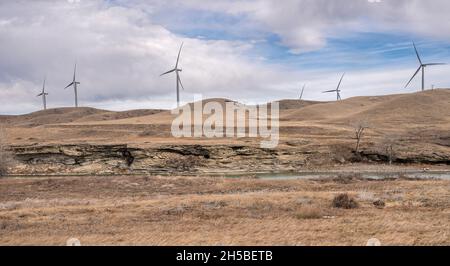 Windmühlen zur Stromerzeugung über dem Tal des Oldman River in der Nähe von Pincer Creek, Alberta, Kanada Stockfoto