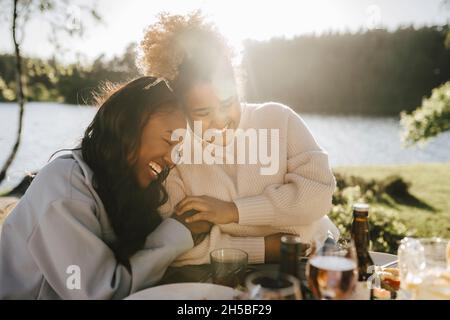 Fröhliche Freundinnen, die an einem sonnigen Tag lachen Stockfoto