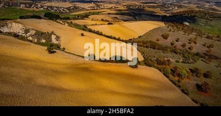 Flug über die wunderschönen ländlichen Landschaften Süditalien Stockfoto