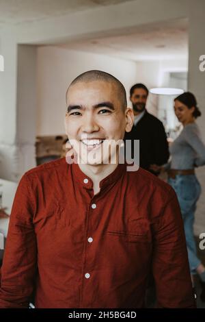 Porträt eines glücklichen männlichen Unternehmers in einem Startup-Unternehmen Stockfoto