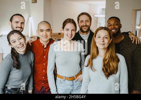 Porträt glücklicher, multirassischer Hacker in einem Startup-Unternehmen Stockfoto