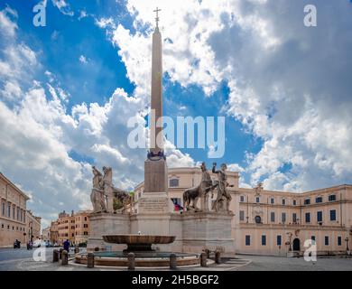 Piazza del Quirinale auf dem Quirinal mit der Dioscuri-Skulptur und dem Brunnen und dem 14 m hohen Obelisken. Rom, Italien. Stockfoto