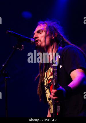 Die schottische Hardcore-Punkrock-Band The Exploited beim Broken Bones Festival in Helsinki, Finnland 6.11.2021. Rob „Irish Rob“ Halkett, Bassist der Ausgebeuteten. Stockfoto